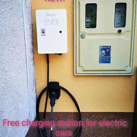 And Anica בית הארחה טולמין