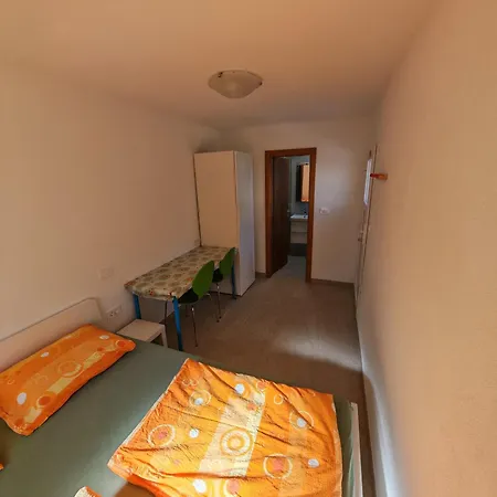 And Anica טולמין