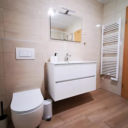 בית הארחה And Anica טולמין