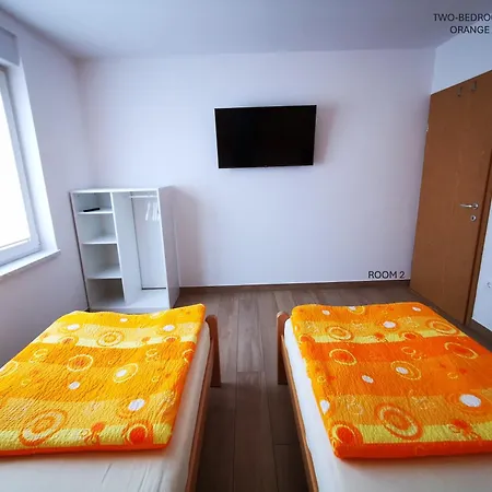 And Anica בית הארחה טולמין